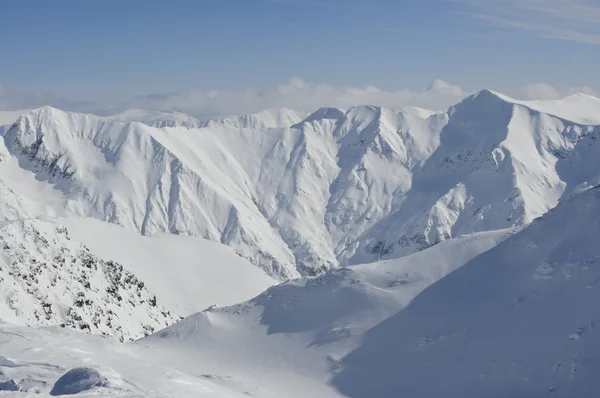 Alpine verse sneeuw bedekte berglandschap in de winter — Stockfoto