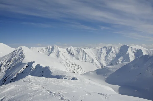Voetafdrukken op bergrug van sneeuw bedekte berg in de winter — Stockfoto