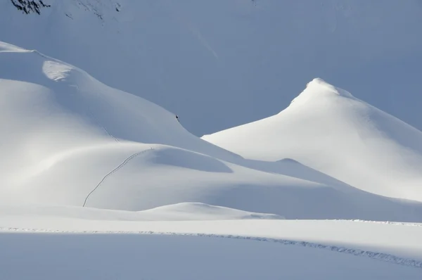 Одиночные следы в альпийском зимнем пейзаже — стоковое фото