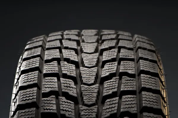 Detalhe de close-up da banda de rodagem de pneus de inverno — Fotografia de Stock