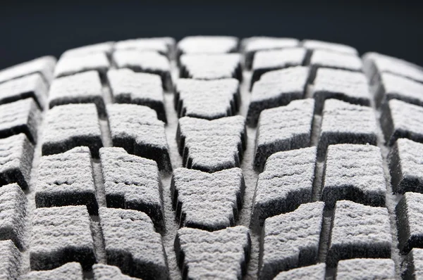 Detalhe de close-up do pneu de inverno piso nevado — Fotografia de Stock