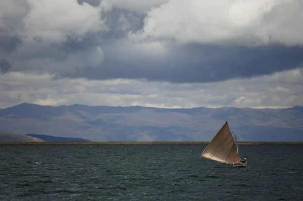 Liten segelbåt på titicaca havet peru — Stockfoto