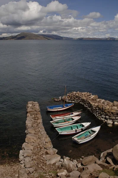 Fem båtar i lilla havet hamnen — Stockfoto