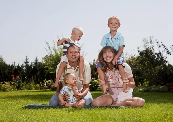Lycklig familj i trädgården — Stockfoto