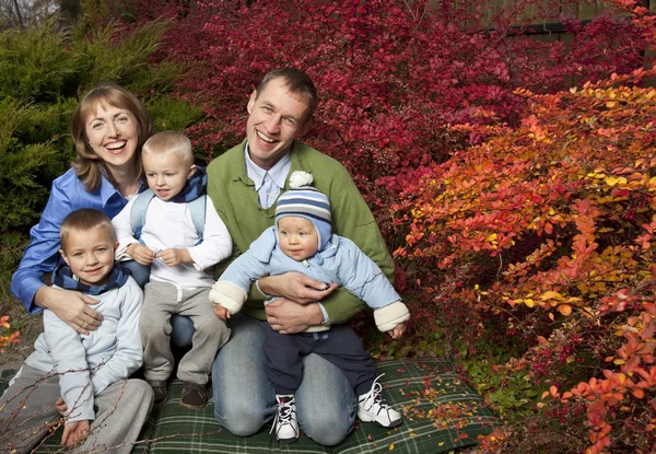 Šťastná rodina venku (na podzim) — Stock fotografie