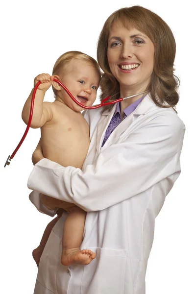 医生和微笑着孩子用听诊器 — 图库照片