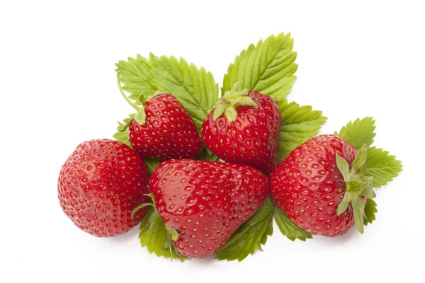 Vijf aardbeien met blad geïsoleerd op wit — Stockfoto