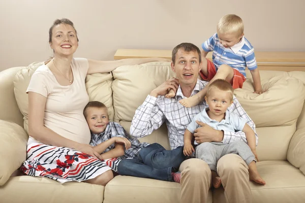 Familj sittande i soffan — Stockfoto