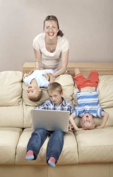 子供たちと母楽しんでいるソファの上 — ストック写真