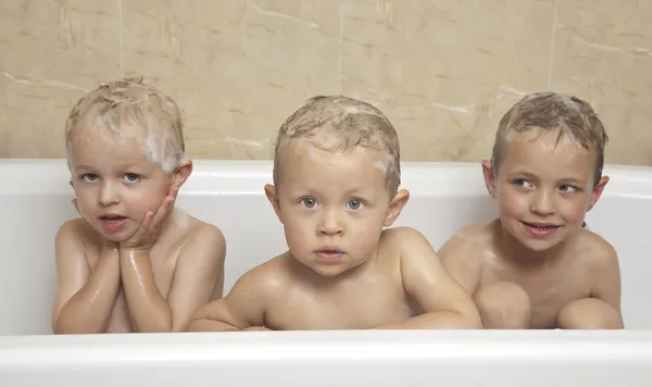 Niños bañándose Imágenes de stock libres de derechos