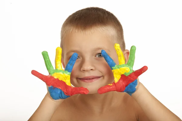 Niño sonriente con las manos pintadas — Foto de Stock