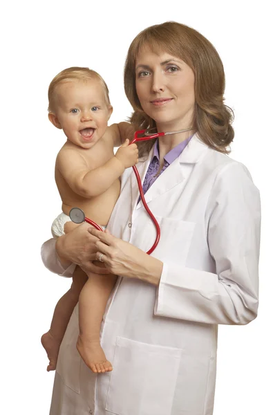 医師と笑みを浮かべて赤ちゃんの聴診器で遊ぶ — ストック写真