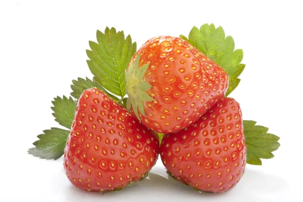 Drie aardbeien met blad geïsoleerd op wit — Stockfoto