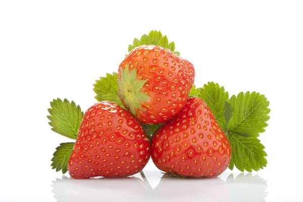 Drie aardbeien met blad geïsoleerd op wit — Stockfoto