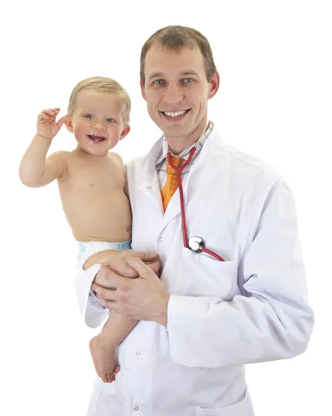 Мужчина Доктор и улыбающийся ребенок со стетоскопом — стоковое фото