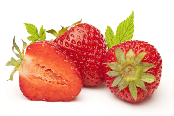 Üç çilek beyaz izole yaprak ile