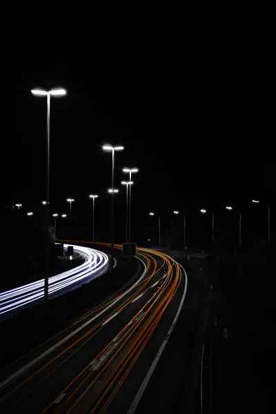 Scheinwerfer auf nächtlicher Autobahn — Stockfoto