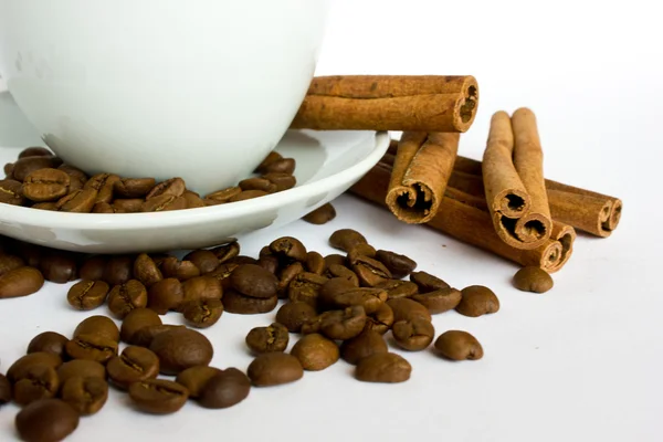 Šálek kávy s fazolemi a skořicí Stock Snímky