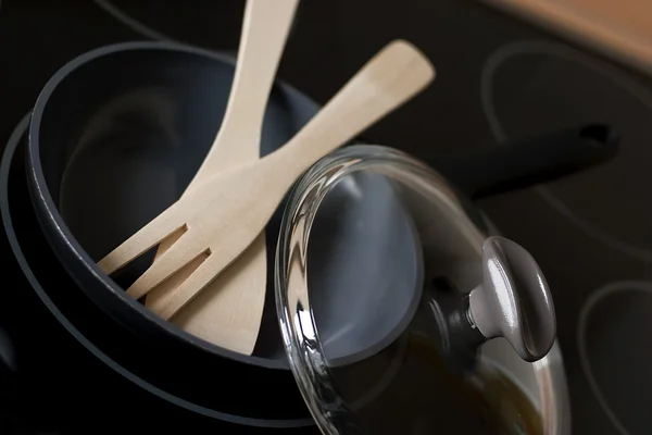 Sartén con utensilios de cocina en una estufa — Foto de Stock