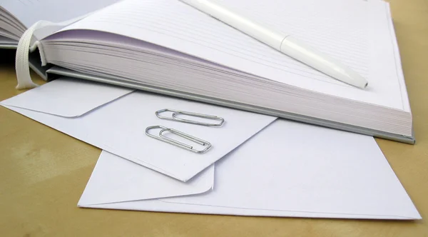 Notizbuch mit Stift und Umschlägen — Stockfoto