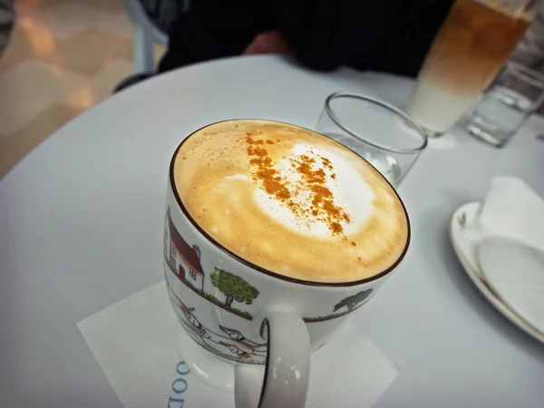 Café cappuccino à la cannelle saupoudrer — Photo