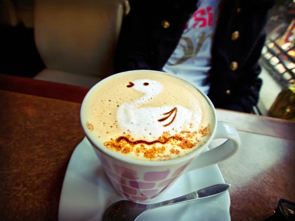 Café cappuccino com espuma de leite com padrão de pato — Fotografia de Stock