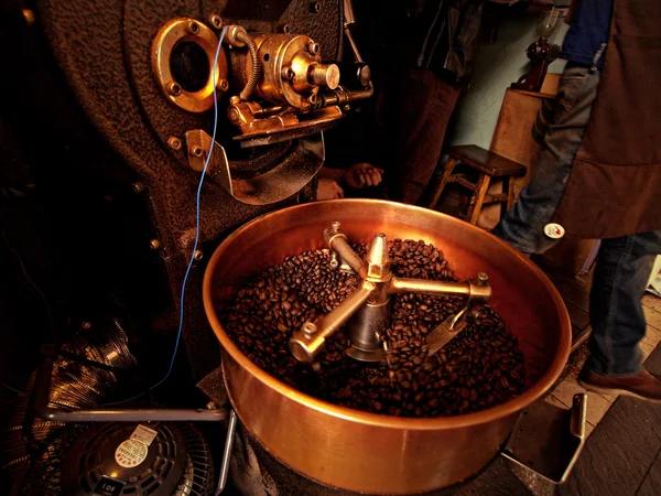 Rostning kaffebönor Stockbild