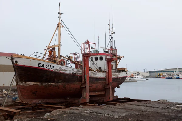 stock image Bateau de pêche en cale sèche à Reykjavik