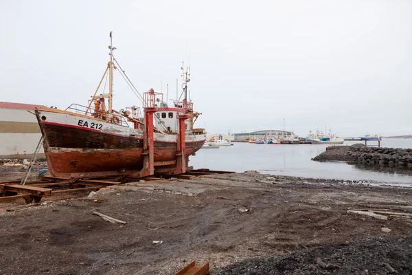 stock image Bateau de pêche en cale sèche à Reykjavik