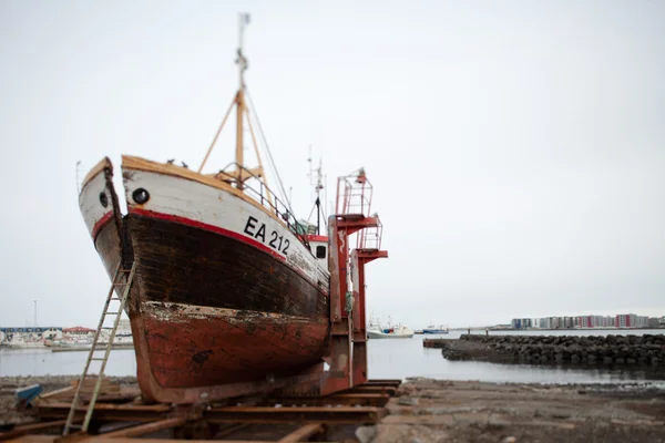 stock image Bateau de pêche en cale sèche à Reykjavik