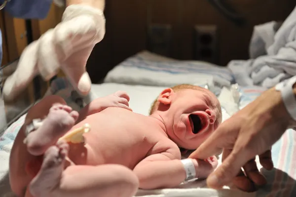 Новорожденный ребенок плачет — стоковое фото