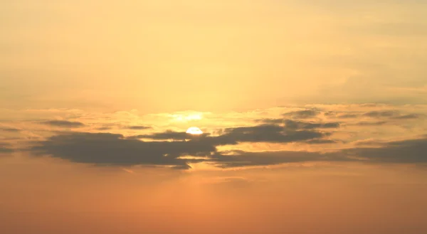 Een zon bij zonsondergang in de wolken — Stockfoto