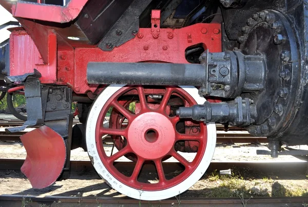 Velha locomotiva roda vermelha — Fotografia de Stock