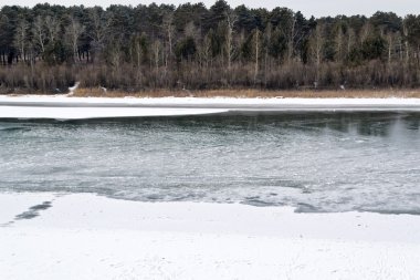 bir arka planda kış orman Nehri üzerindeki buz