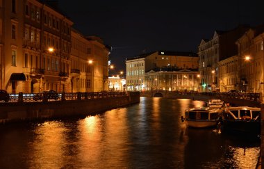 st. petersburg kıvrımlı kanallarında gece