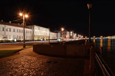 sokak saint petersburg Vasilevski ada, gece geç saatte.