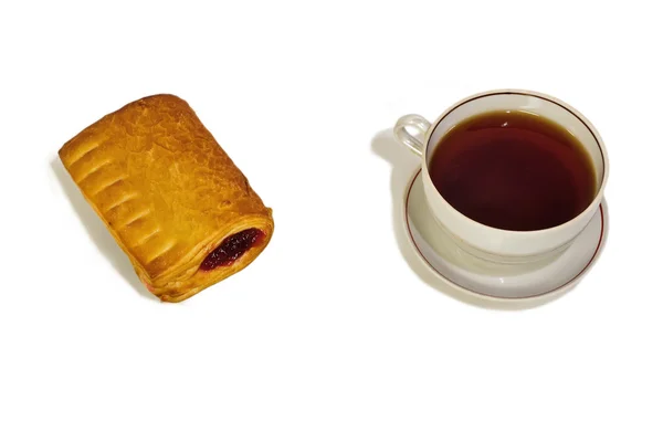 Una tazza di tè e un panino con marmellata — Foto Stock