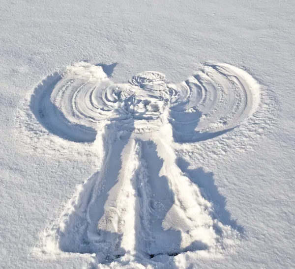 Angel in de sneeuw. — Stockfoto