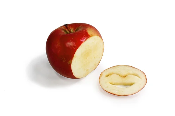 Ярко-красное яблоко и вырезано на смеющемся смайлике, вырезанном из — стоковое фото