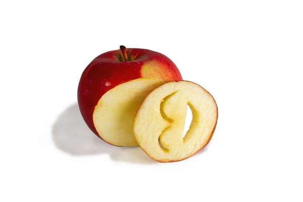Manzana roja brillante y cortada en una carita sonriente tallada de — Foto de Stock