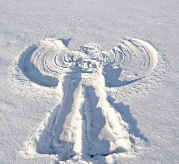 Engel im Schnee. Stockfoto