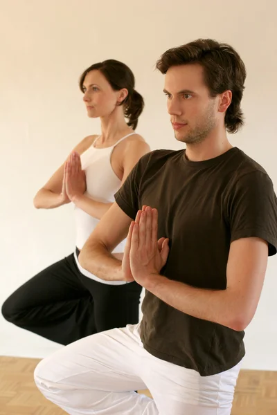 Pareja practicando yoga — Foto de Stock