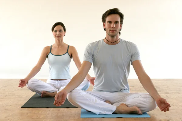 夫妻练习瑜伽 免版税图库图片
