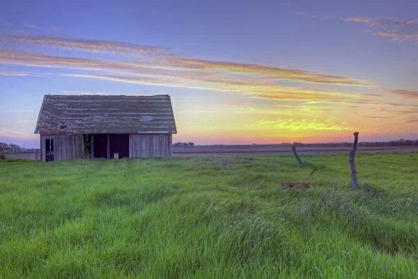 Oude verlaten boerderij schuur bij zonsondergang #2 — Stockfoto