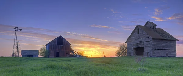 Elhagyatott tanyán és a pajta naplementekor — Stock Fotó