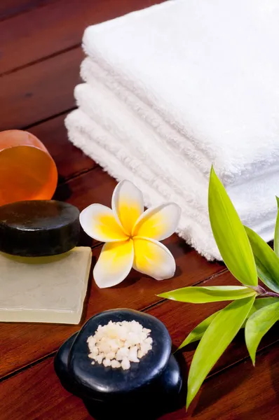 Koncepcja Spa zen stone, sól do kąpieli, mydła i żółty kwiat — Zdjęcie stockowe