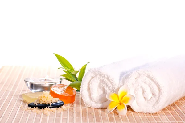 Conceito de spa com pedra zen, sal de banho, sabão e flor — Fotografia de Stock