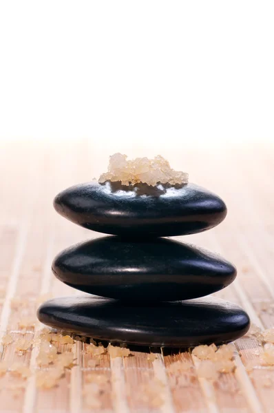 温泉沐浴盐的堆栈上平衡禅宗的石头 — 图库照片