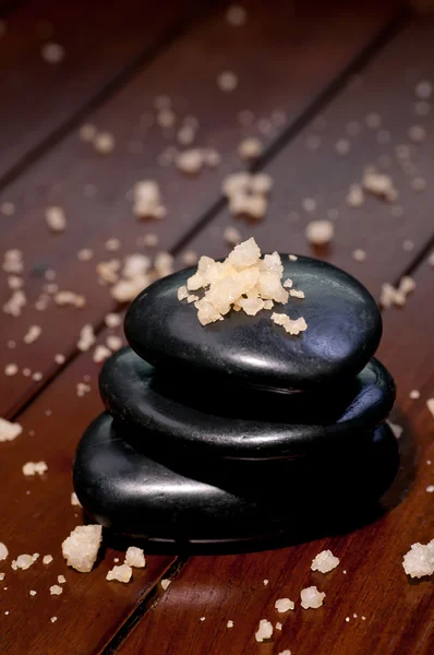 Lázně koupelová sůl na hromadu vyvážit zen stones — Stock fotografie