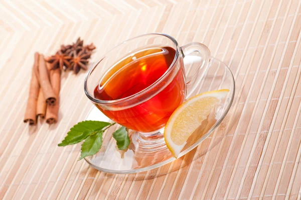 Tè al limone caldo in una tazza di vetro — Foto Stock